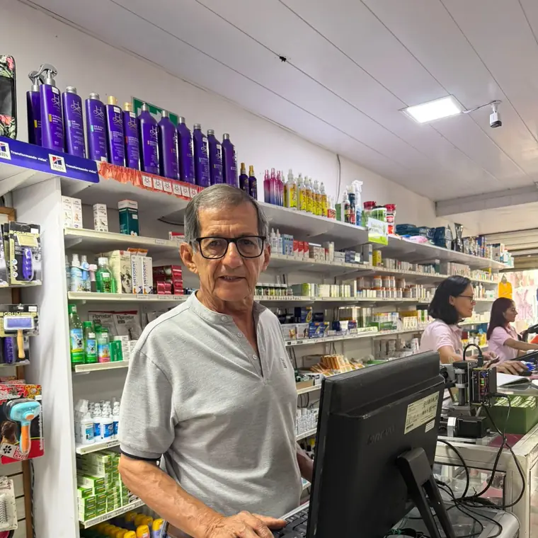Encargado de mostrador y farmacia de La Comarca Veterinaria