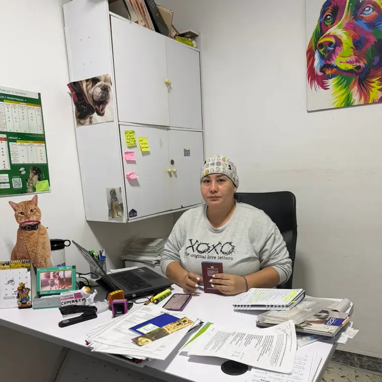 Médica veterinaria de La Comarca en su consultorio