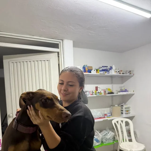 Lucero Camacho, auxiliar y laboratorio de La Comarca Veterinaria