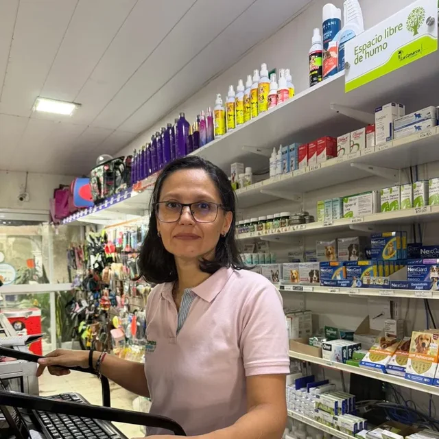 Luz Andrea, encargada de tienda y domicilios de La Comarca Veterinaria